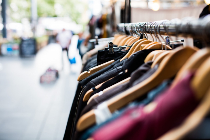 ecommerce-OLLIERES-min_blur_close_up_focus_hanger_jacket_market_people_rack-1176303