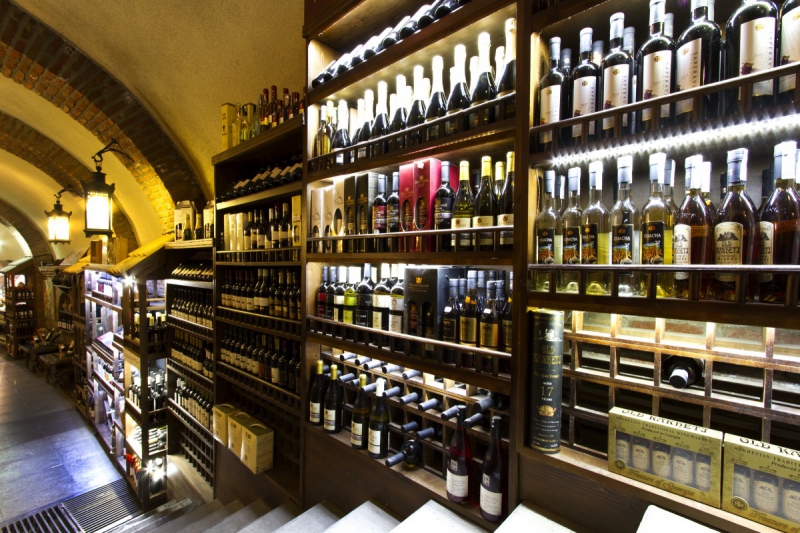 ecommerce-OLLIERES-min_world_street_travel_shop_canon_georgia_wine_bottles-429767